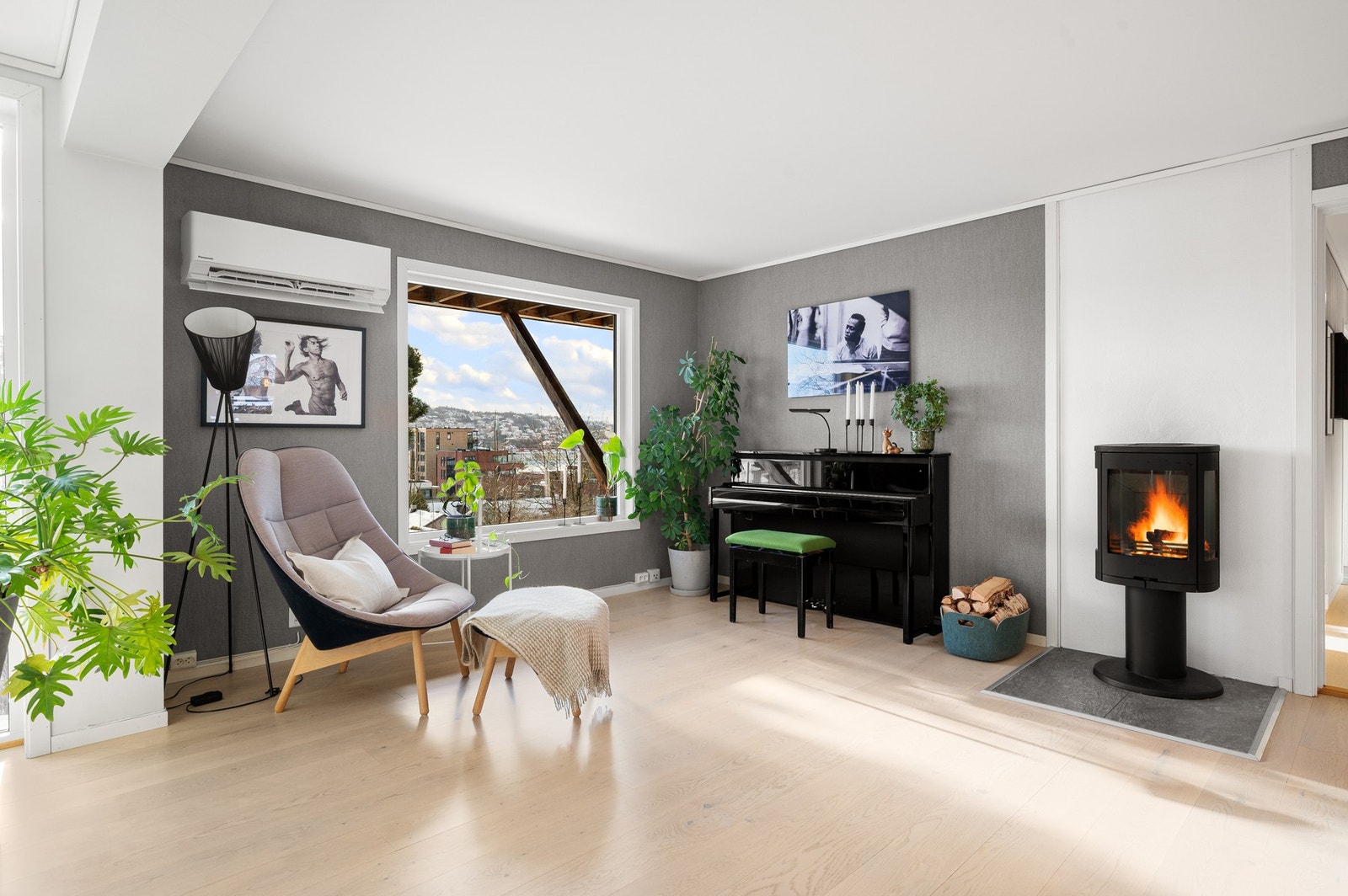 På stue og kjøkken er det lys og fin enstavsparkett fra 2014. Galleribilde