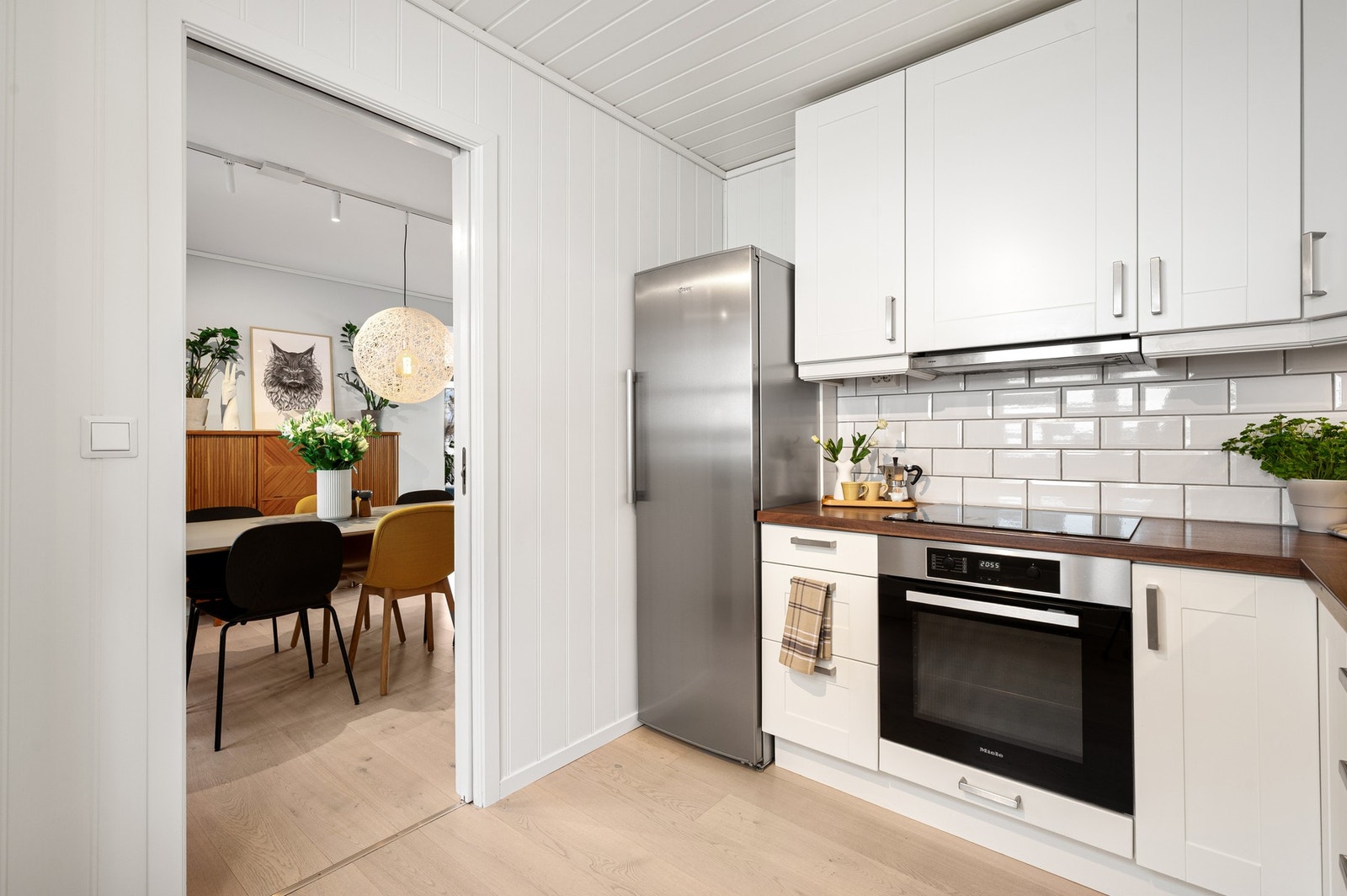 Integrerte hvitevarer medfølger i handelen. Galleribilde