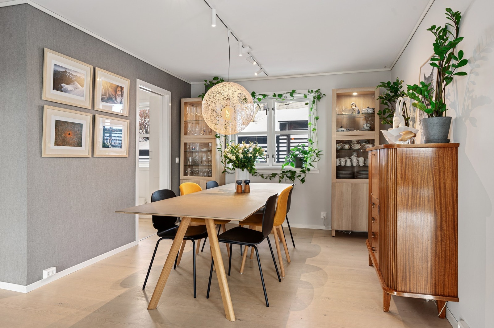 Spisestue mot kjøkken. Galleribilde
