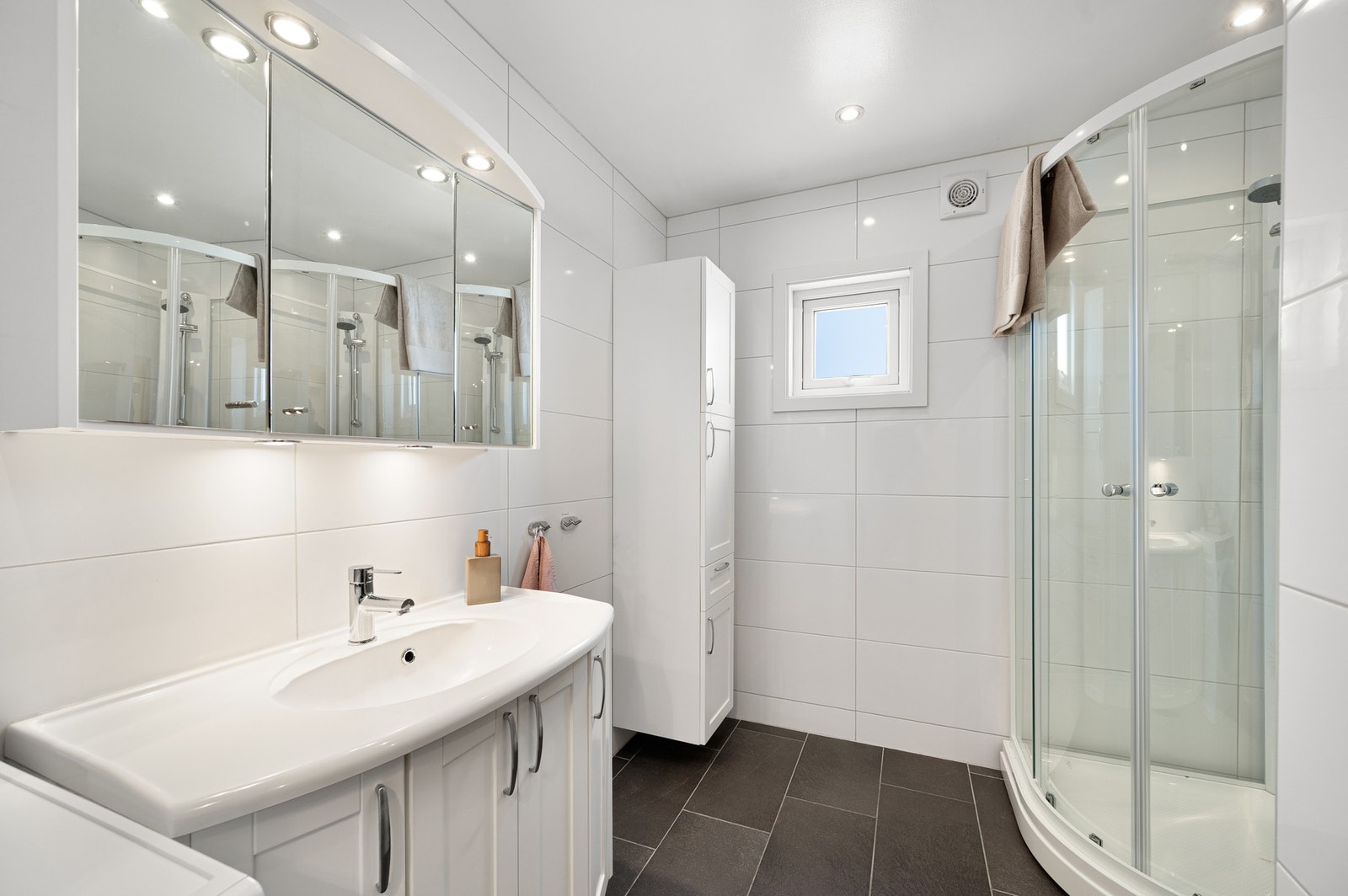 Badet har varmekabler i gulv. Galleribilde