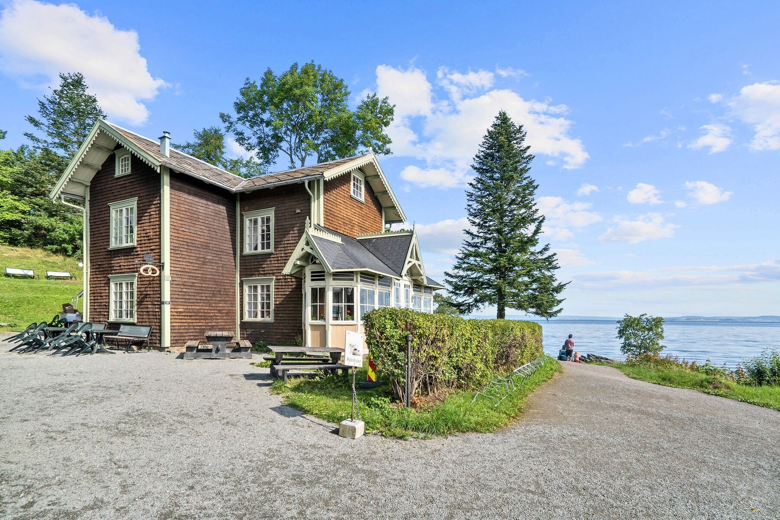 Nærområdet: Sponhuset Café utgjør en av flere ettertraktede hvile- og møteplasser for de som utforsker Ladestien. Galleribilde