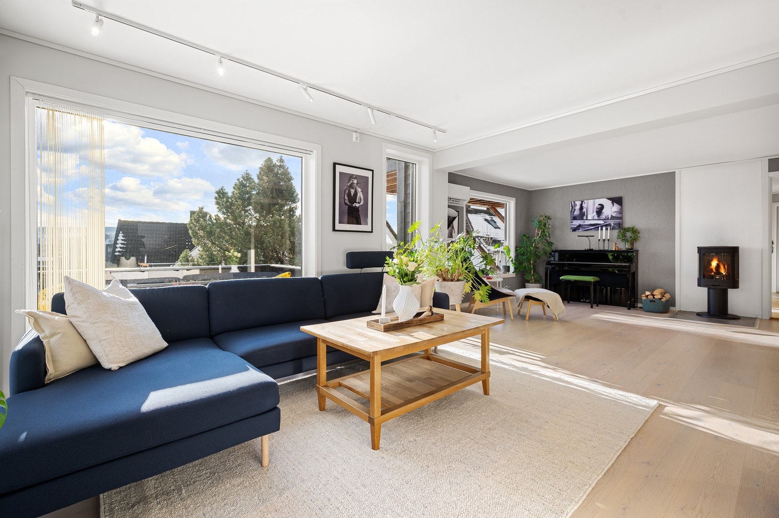 Planløsningen deler stuen opp i naturlige soner som gjør det lett å møblere. Galleribilde