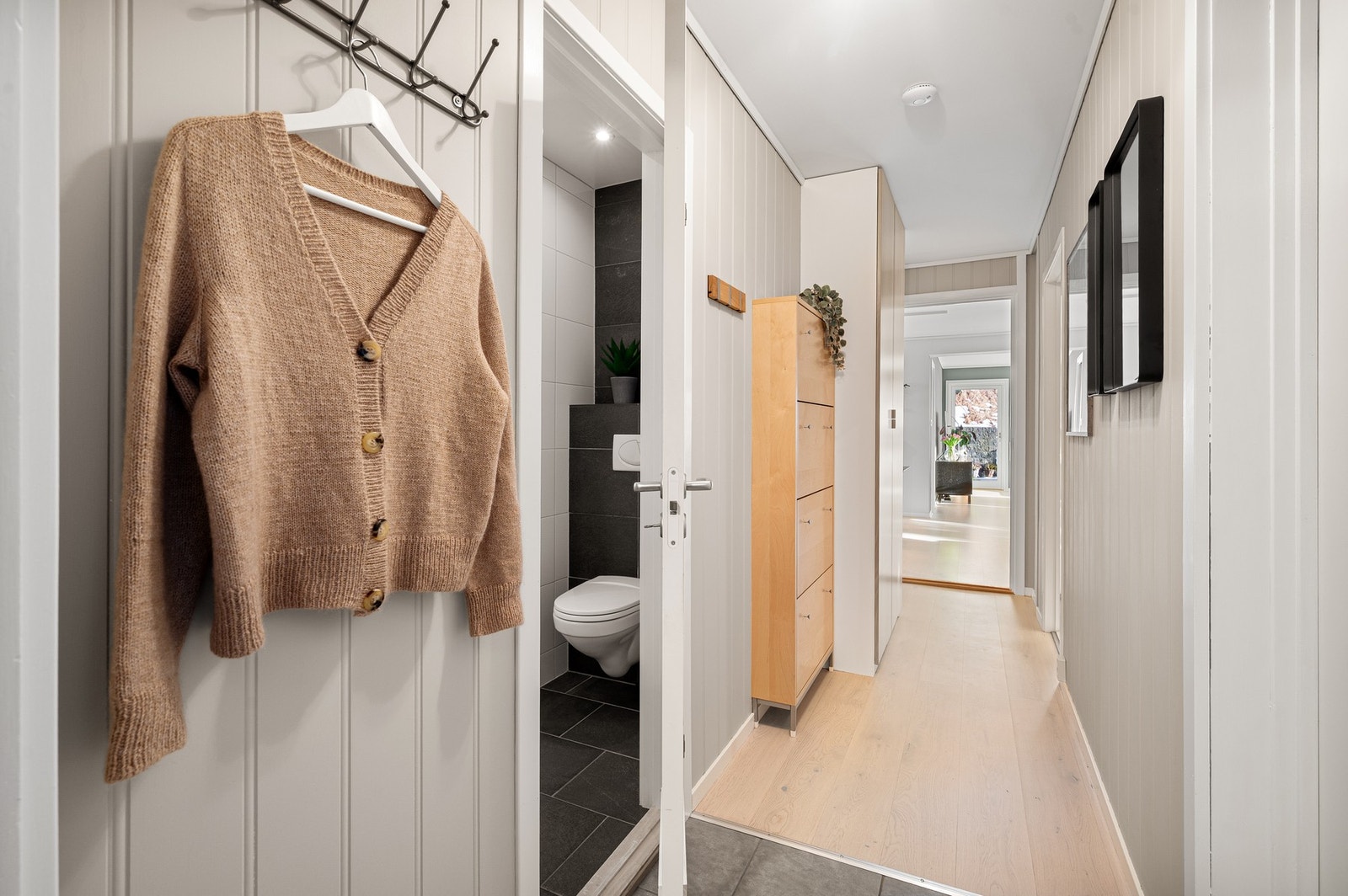 Her har godt plass til oppheng av yttertøy og sko. Galleribilde