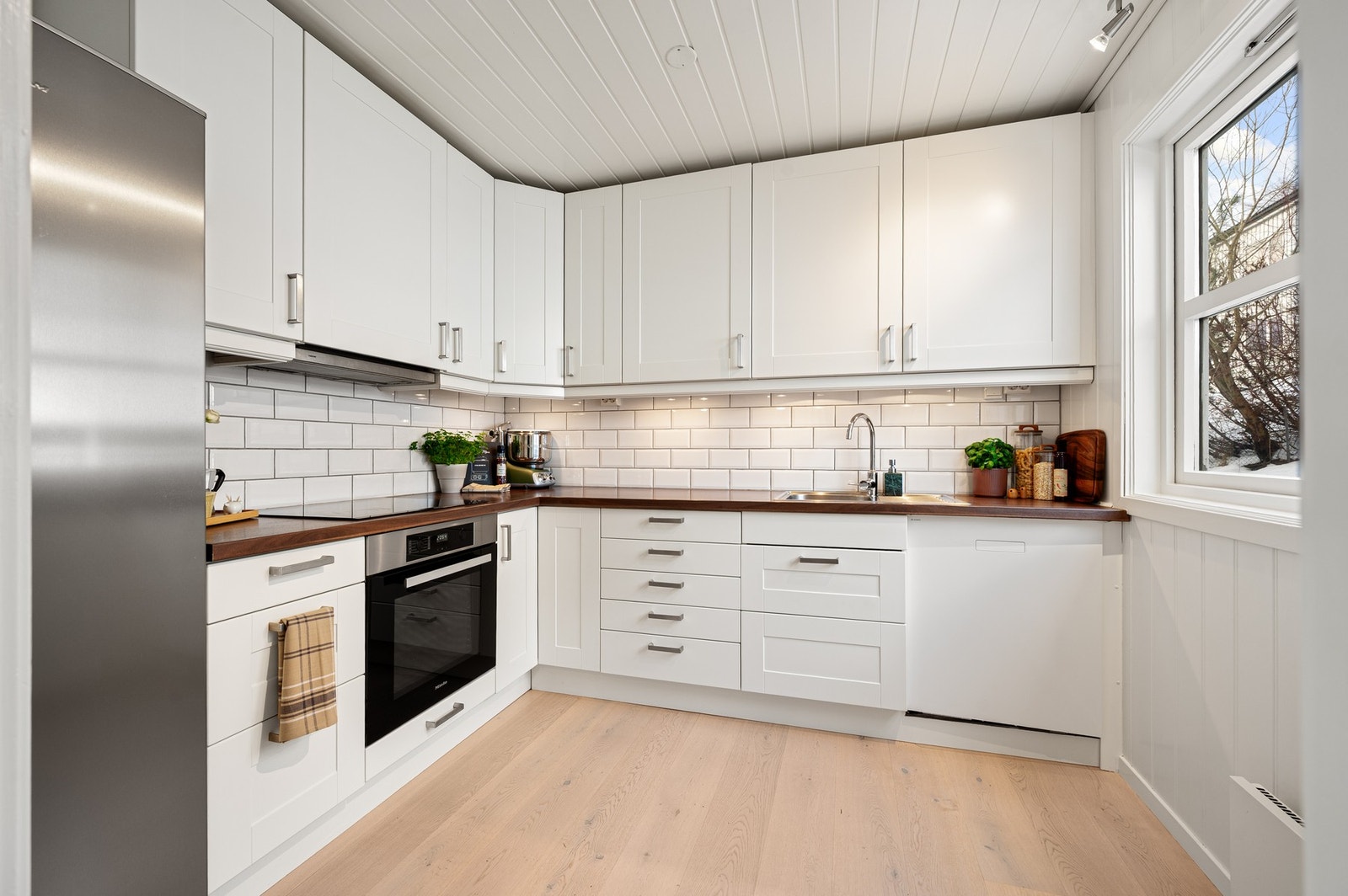 Kjøkkenet måler 6,6 kvm og er innredet med integrert stekeovn, platetopp og oppvaskmaskin. Galleribilde