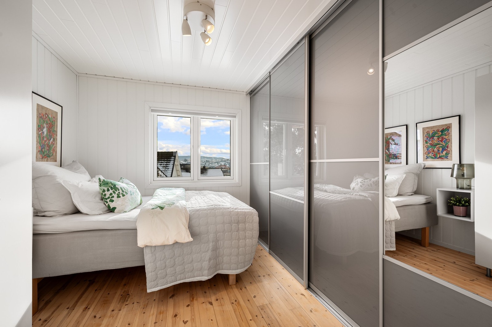 Soverom 1 måler 10 kvm. Avbildet skyvedørsgarderobe medfølger i handelen. Galleribilde