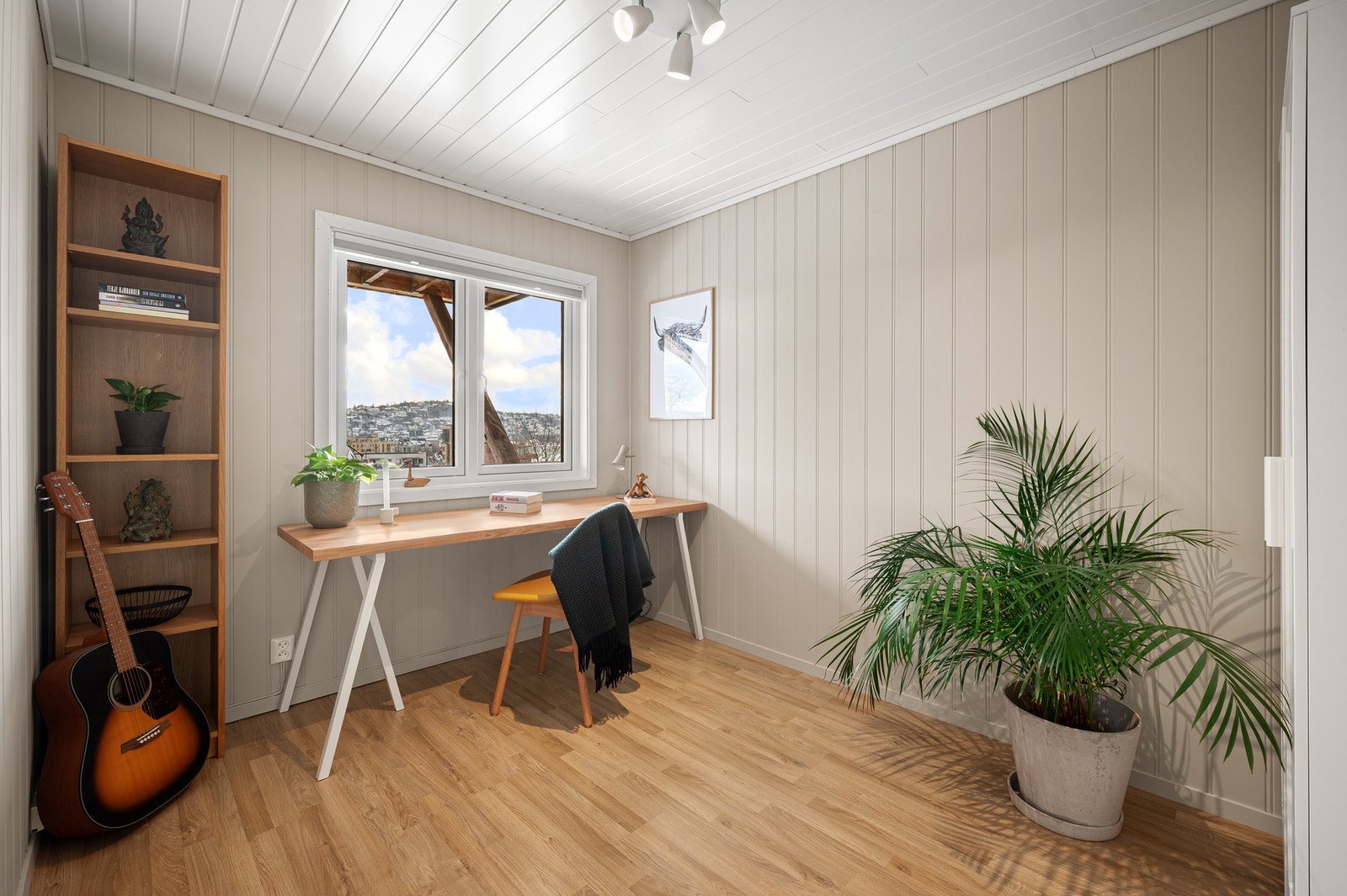 Soverom 2 måler 8,2 kvm og er i dag innredet som kontor. Galleribilde