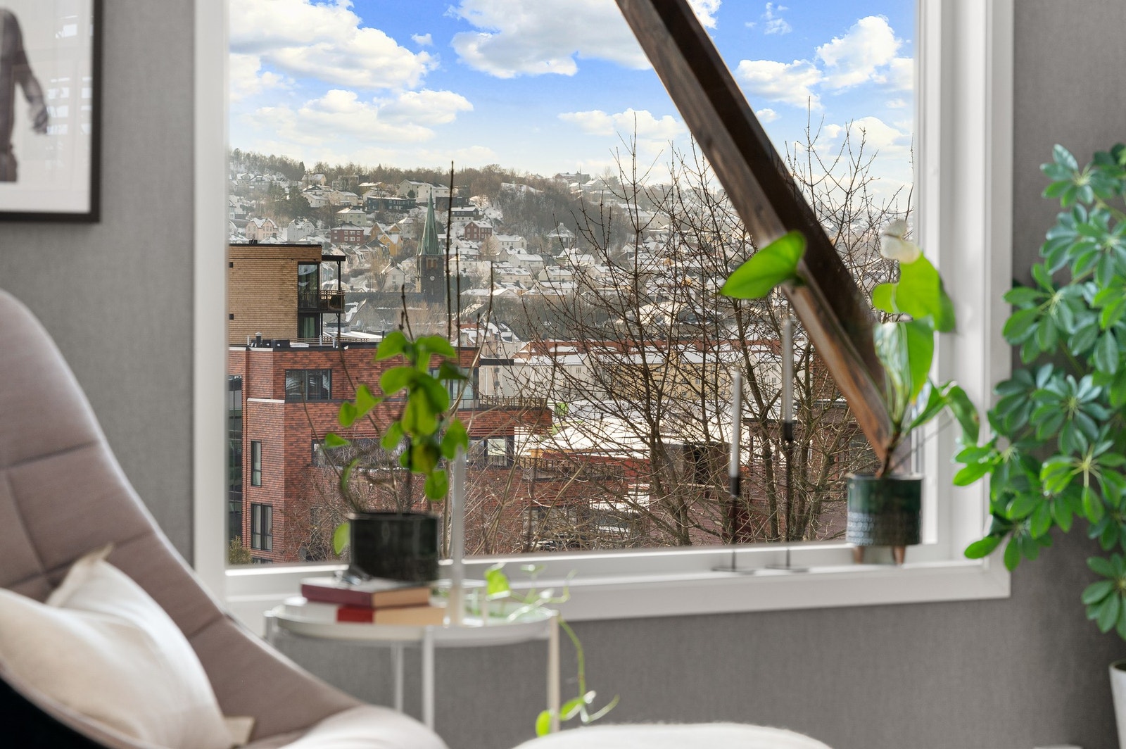 Boligens hjørnebeligghenet bidrar til rikelig med lysinsipp fra flere himmelrettninger. Galleribilde