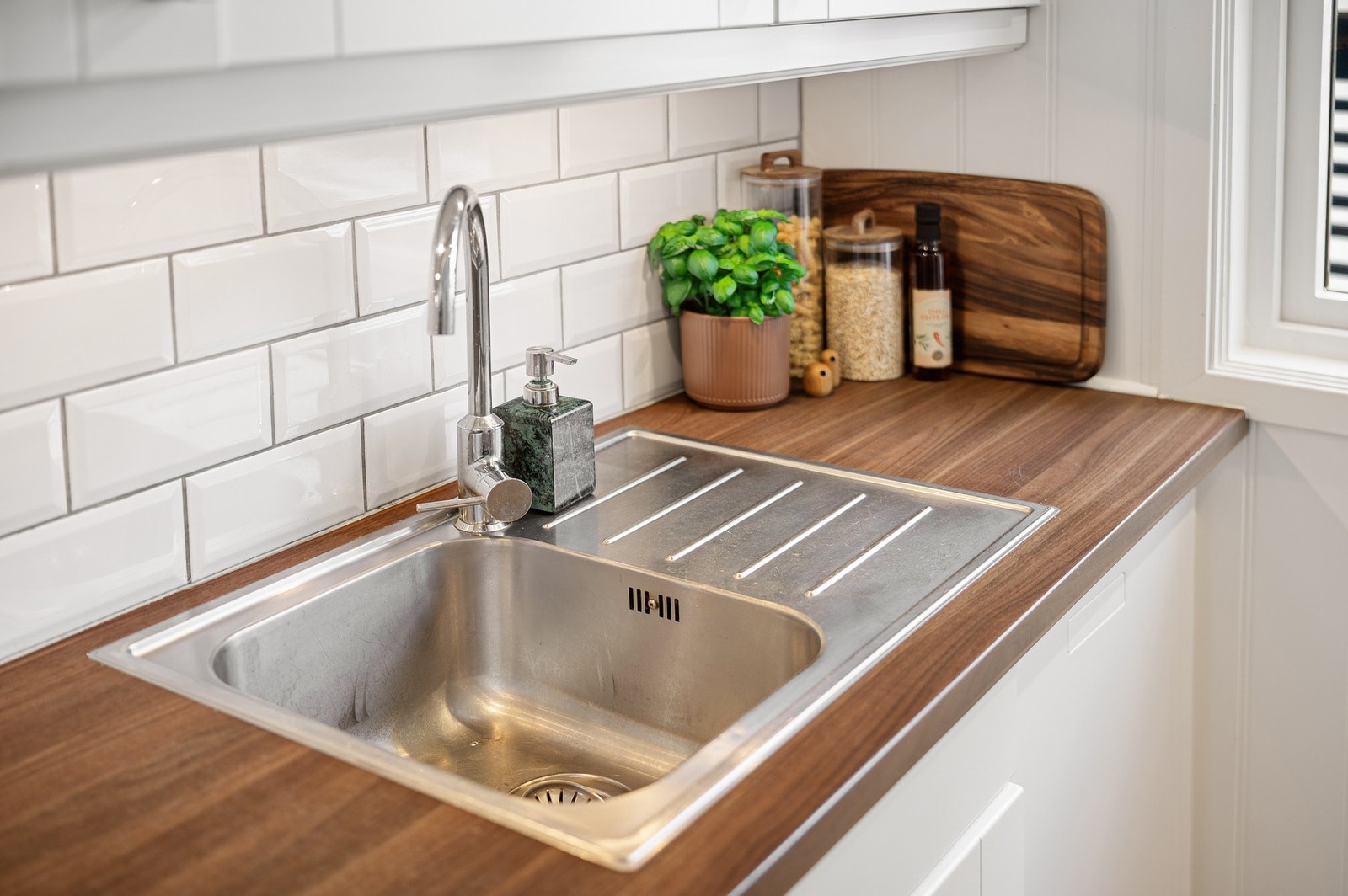 Det er lagt lys og pen flis mellom over- og underskap. Galleribilde