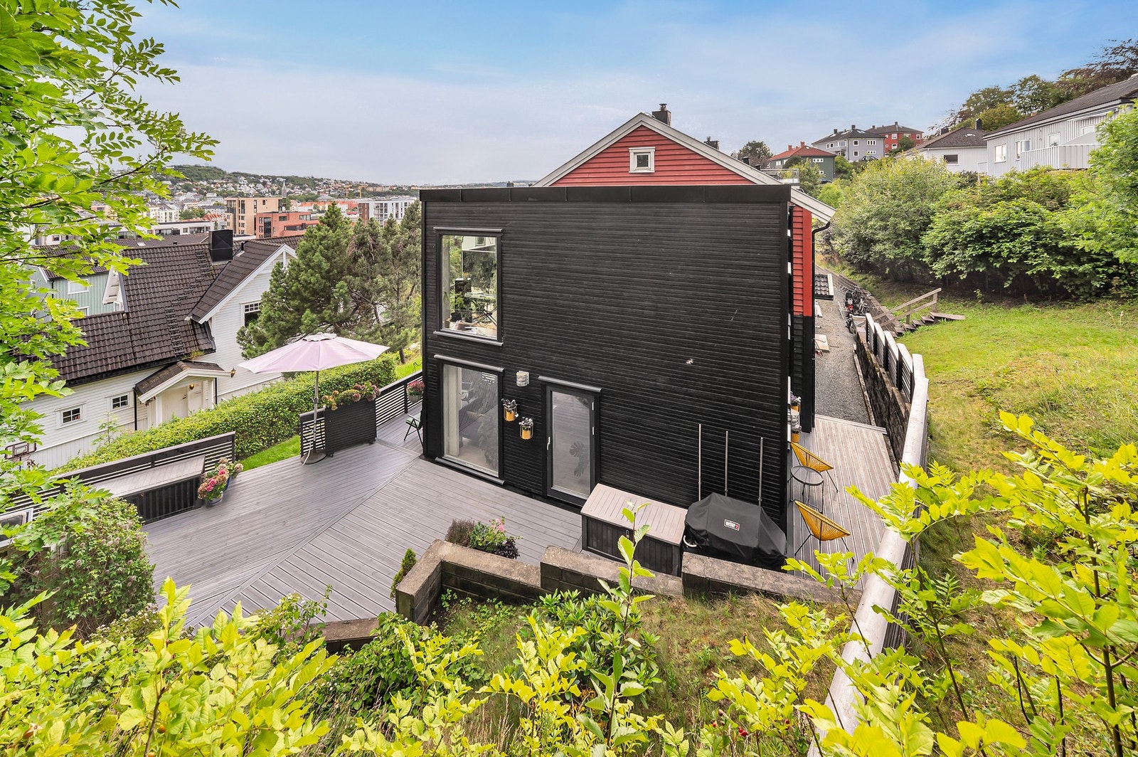 Tilbygget sto ferdig i 2014 og boligen fremstår som moderne med svært god planløsning. Galleribilde