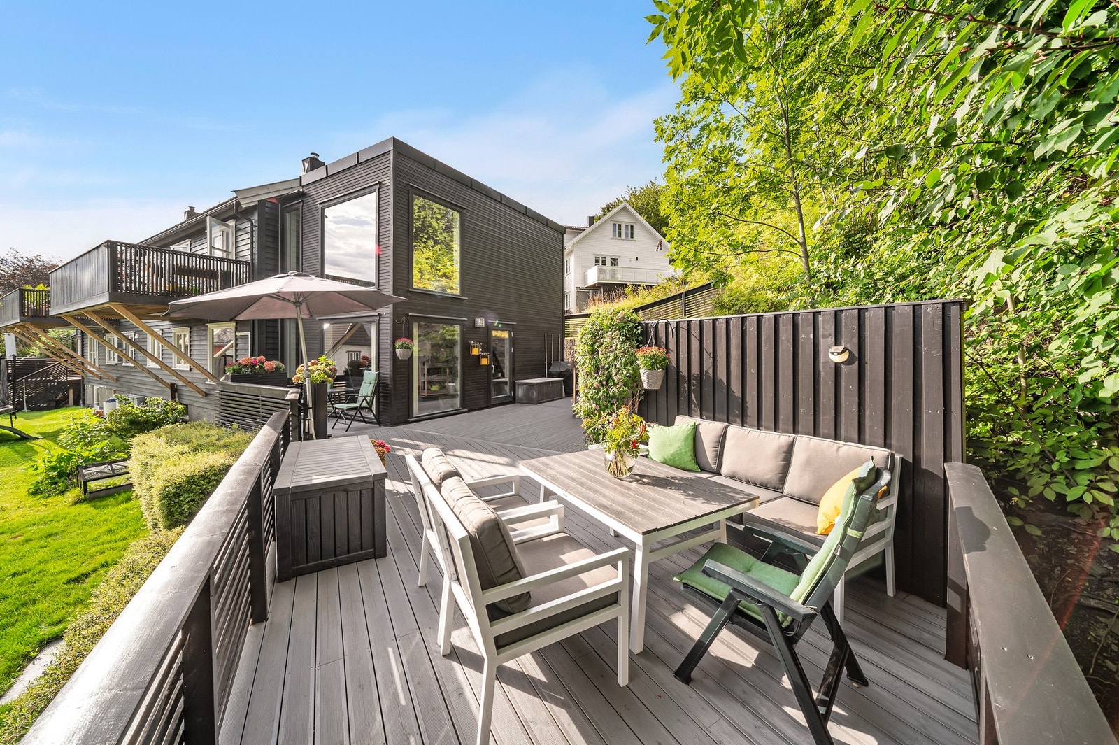 Terrassen og hagen grenser mot en kommunalt eid tomt som brukes som friområde. Uteplassen er dermed svært skjermet. Galleribilde