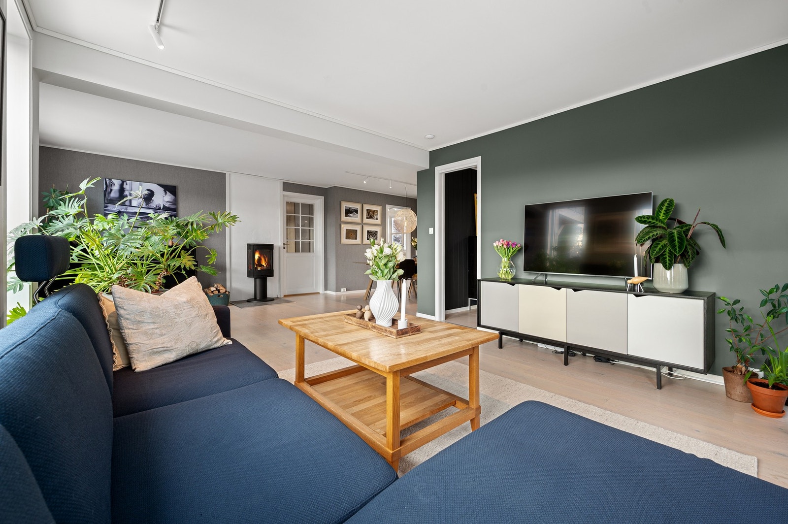 Stuen er malt i moderne og behagelige fargetoner. Galleribilde