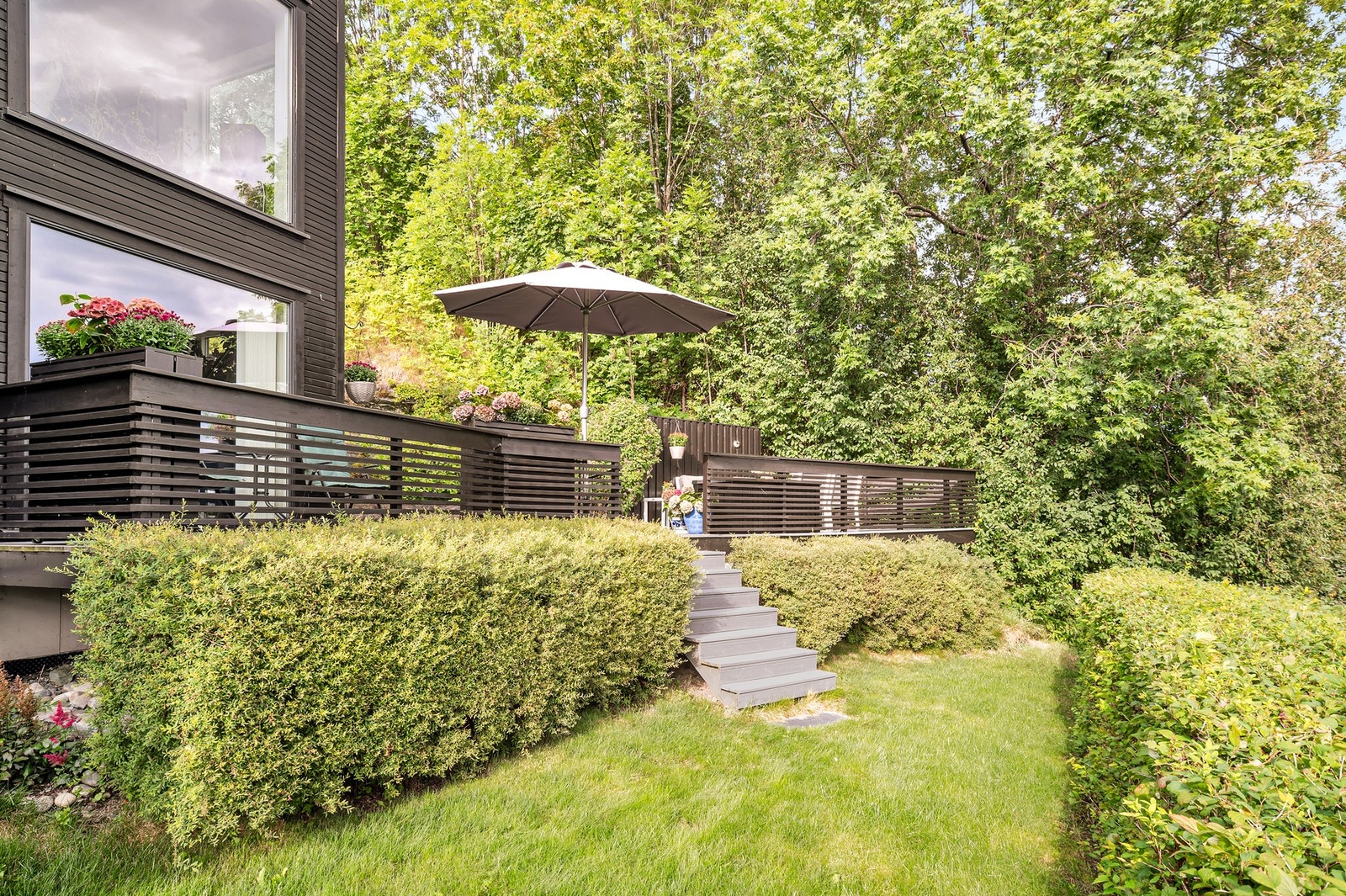 På nedsiden av terrassen har du en pent opparbeidet hage som denne leiligheten vedtektsbestemt disponerer. Galleribilde