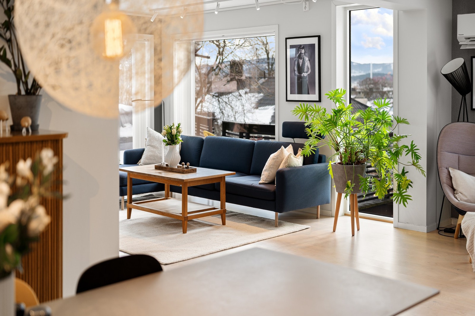 Stuen har store vindusflater som sørger for rikelig med naturlig lysinnslipp Galleribilde