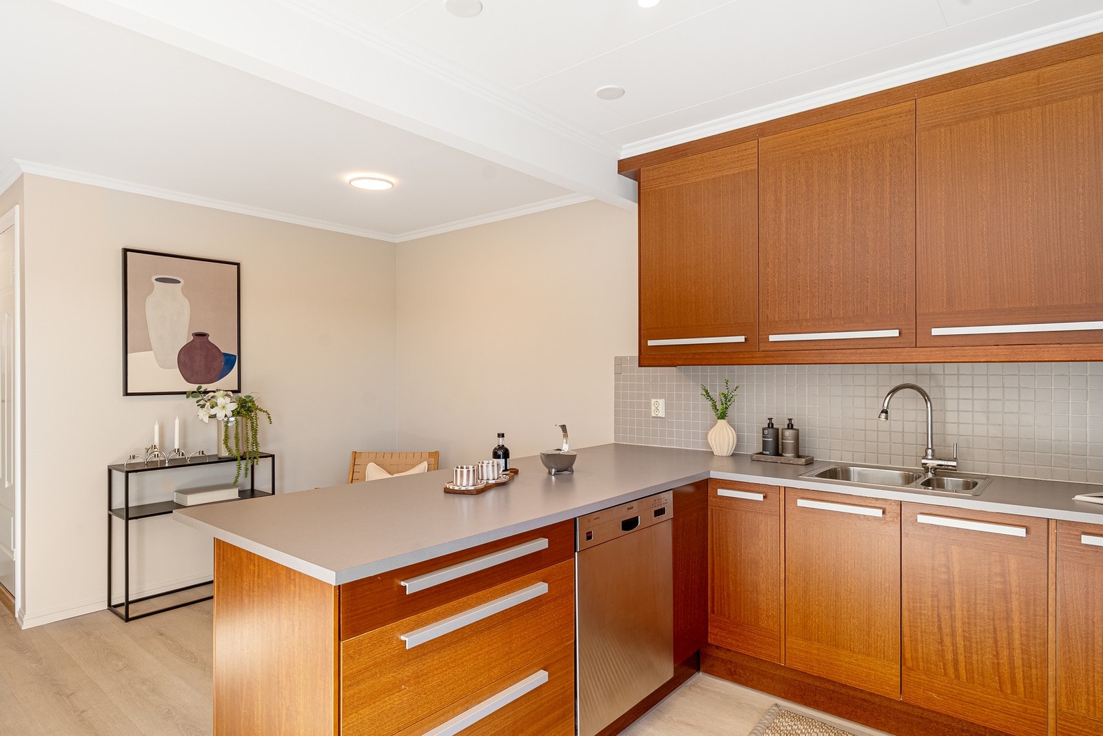 Et godt organisert kjøkken med rikelig arbeidsplass som gjør matlagingen både effektiv og hyggelig Galleribilde