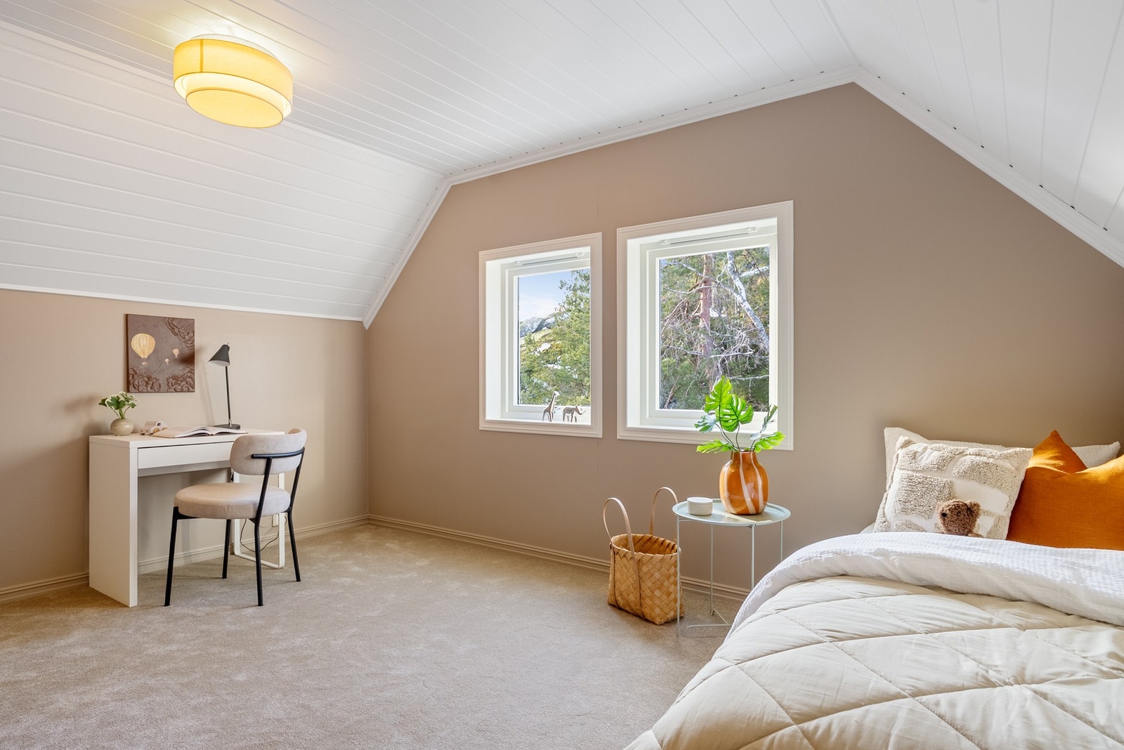 Plass til garderobe, kontorplass, seng og personlige eiendeler Galleribilde