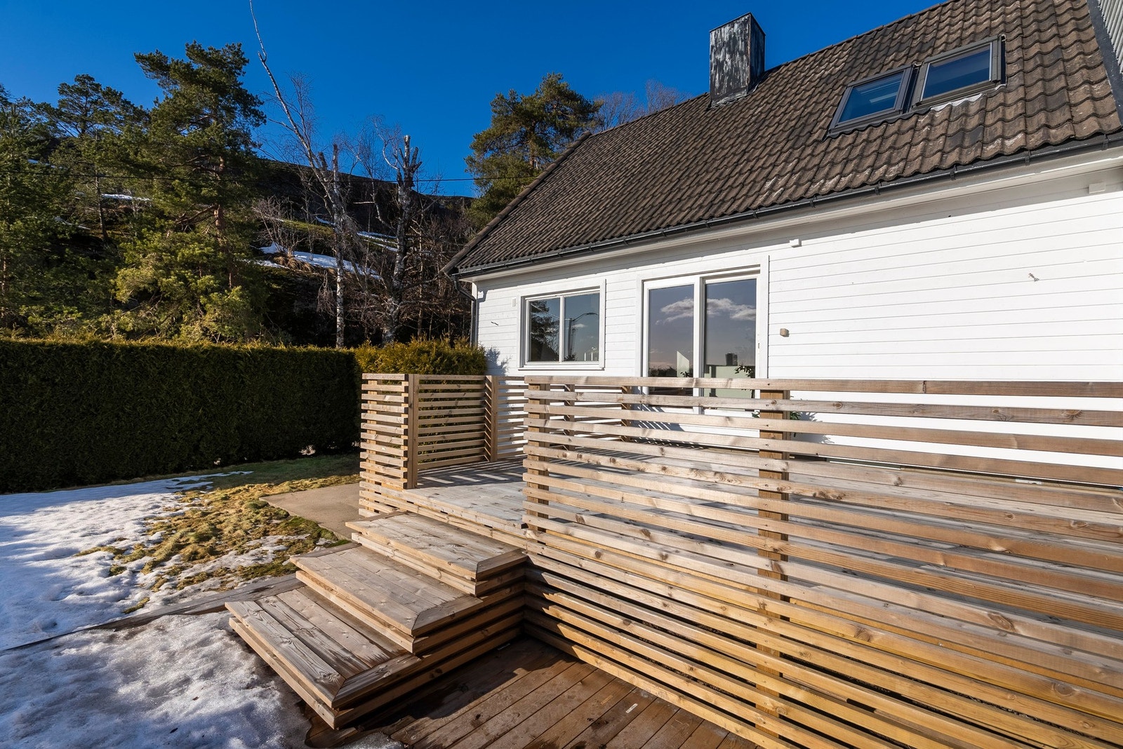 Deilig terrasseområde som med få skritt fører deg videre til hagen Galleribilde