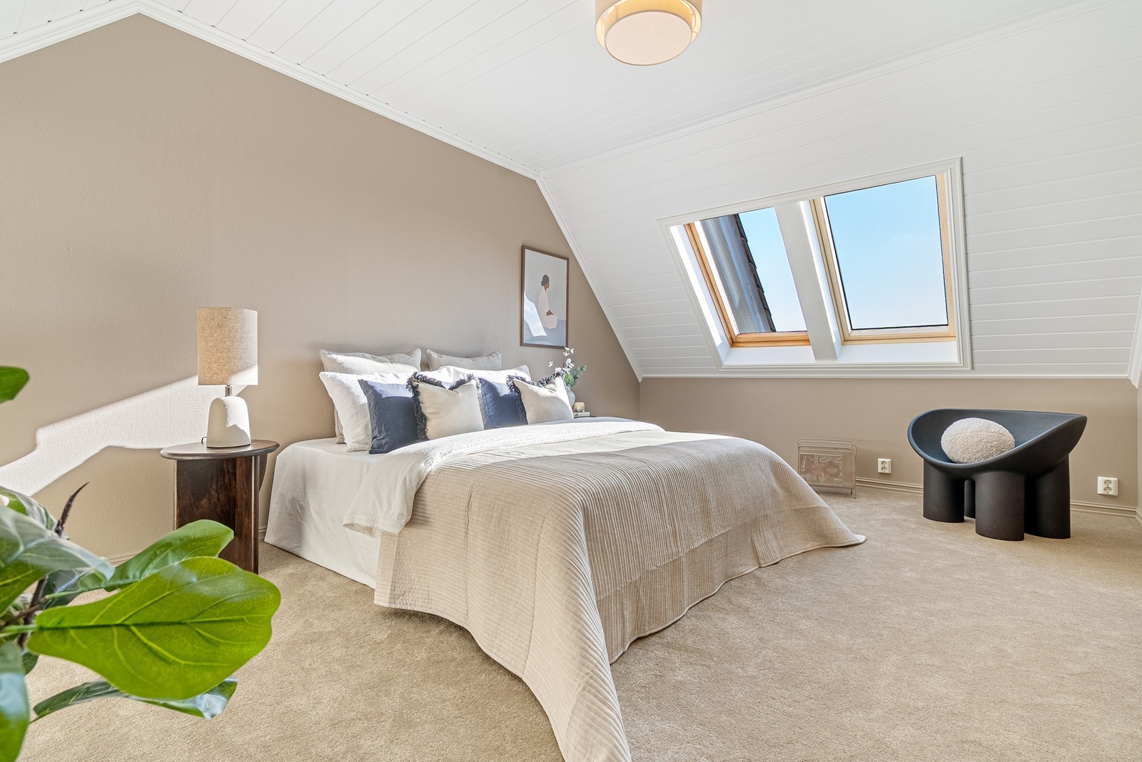 I 2.etasje finner du romslige soverom hvor det er enkelt å finne roen Galleribilde