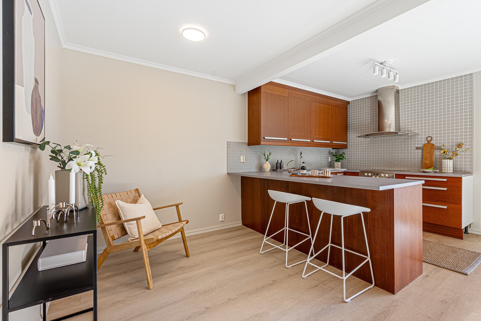 Plass til stoler ved kjøkkenet gir deg et fint sted for et raskt måltid eller leksehjelp under matlagingen Galleribilde