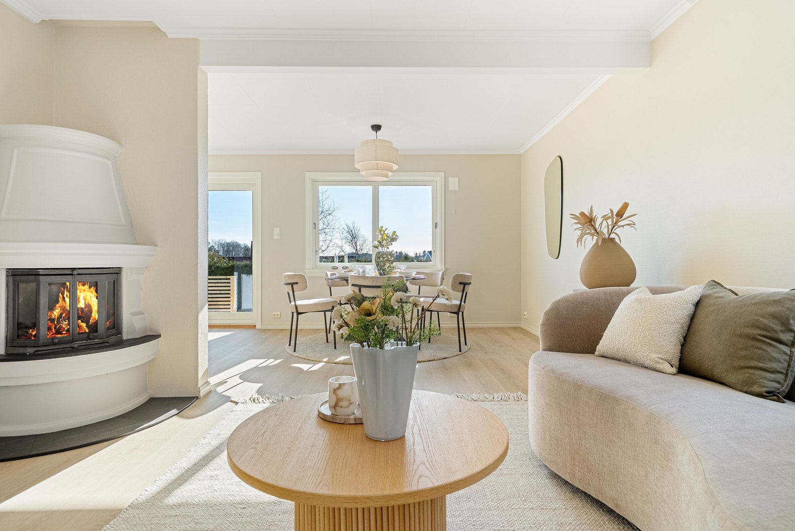 Store vindusflater ut mot uteplassen gir et godt lysinnslipp og bidrar til å åpne opp rommet Galleribilde