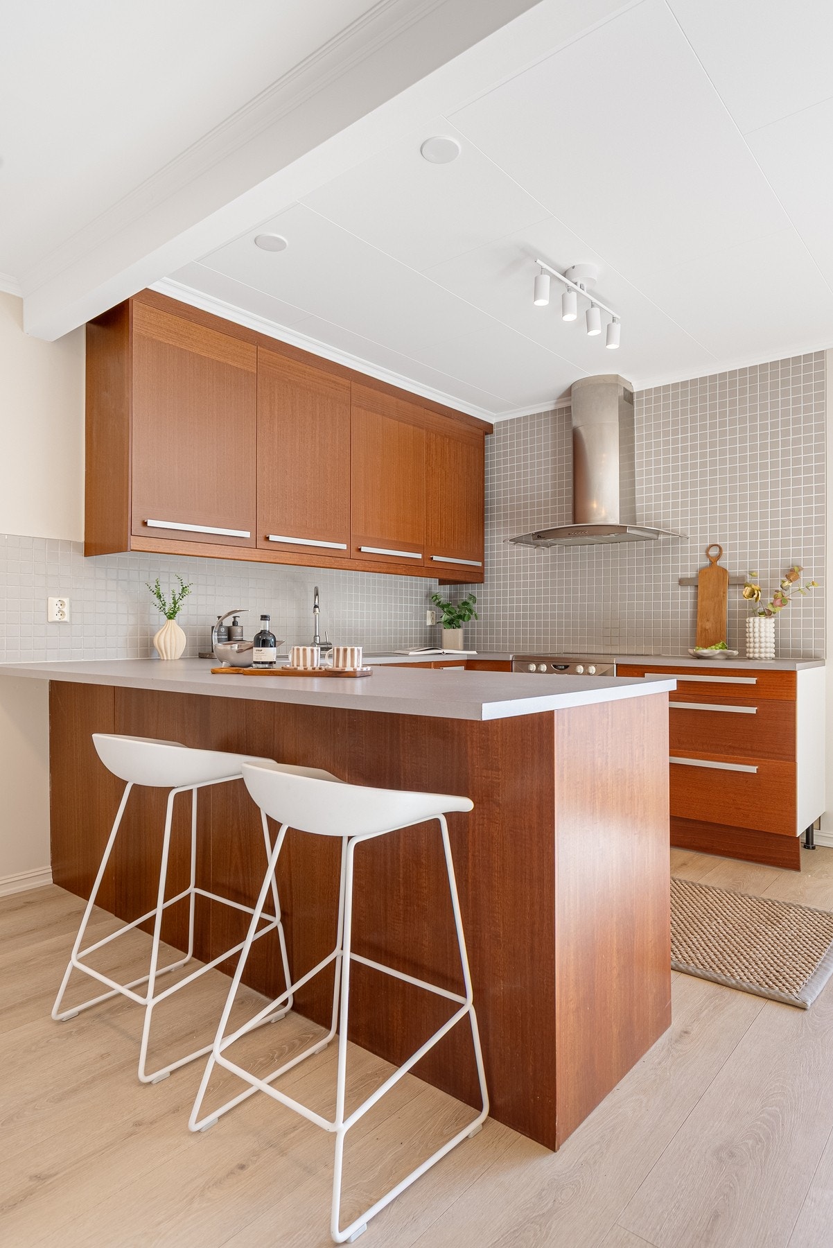 Fliser på veggene er med på å definere kjøkkenområdet, samtidig som de gjør renholdet både enkelt og praktisk Galleribilde