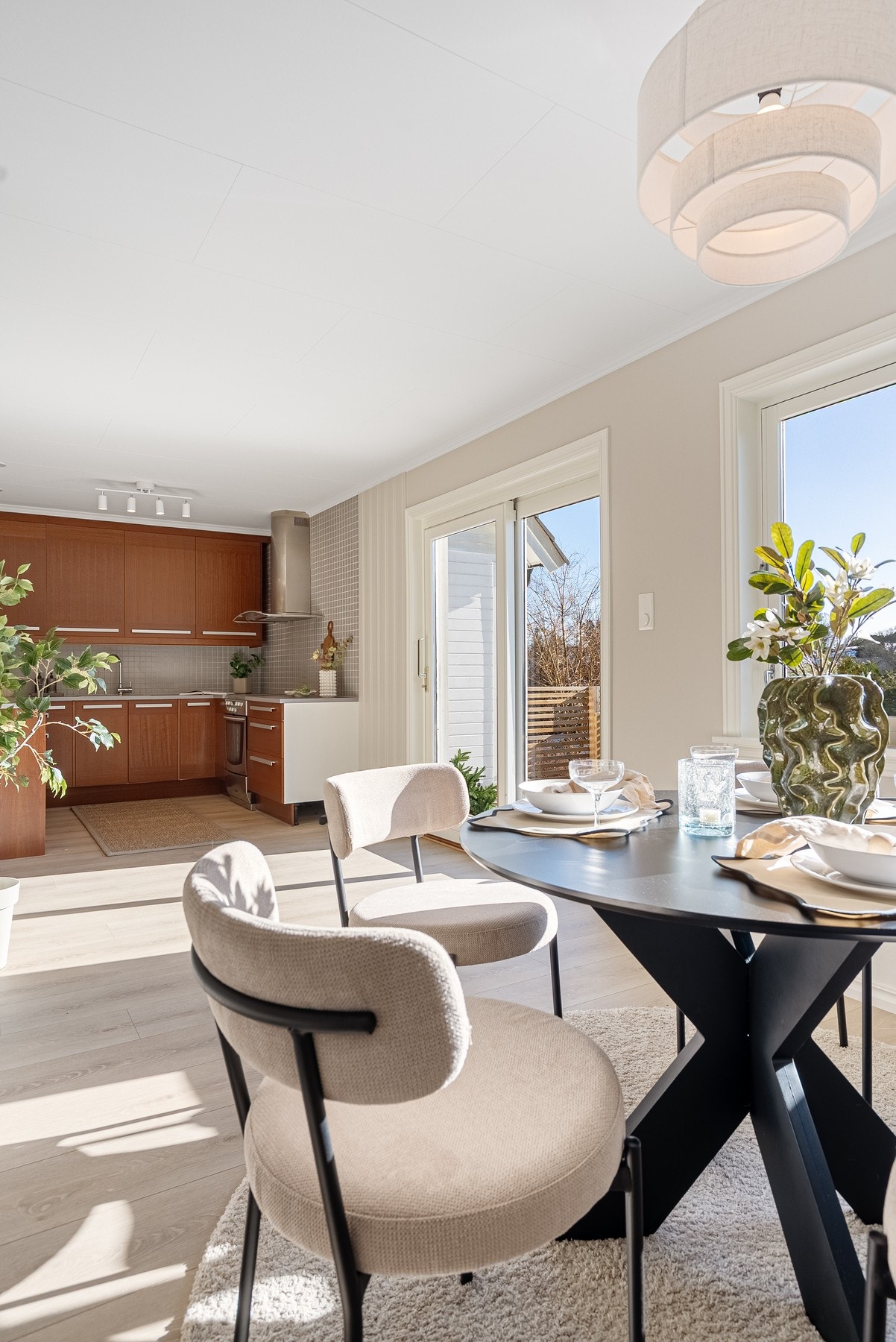 Stue og kjøkken er i åpen løsning og gir mange gode muligheter for møblering Galleribilde