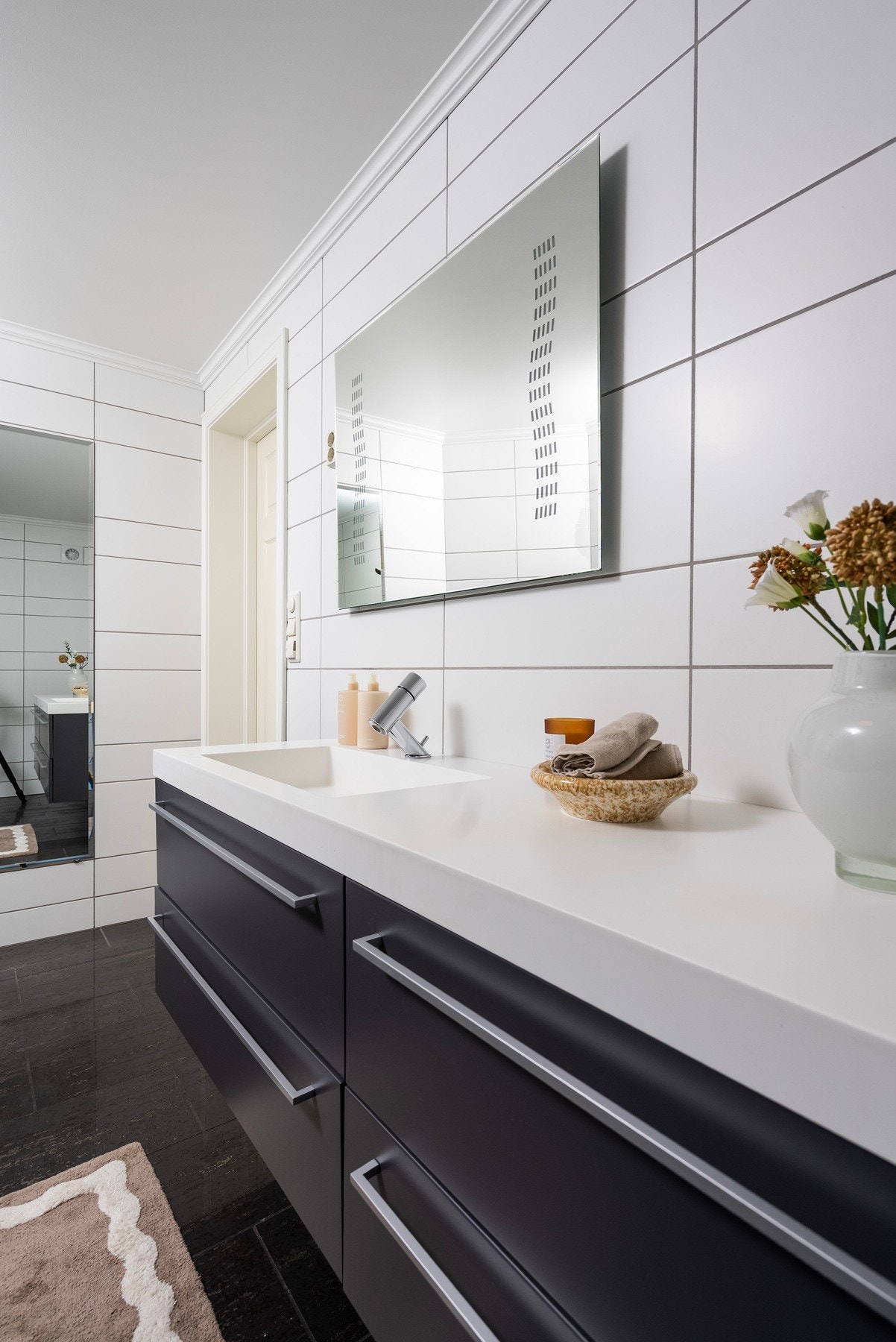 Et tidløst bad med stilren utforming som passer for de fleste og gir et varig, harmonisk uttrykk Galleribilde