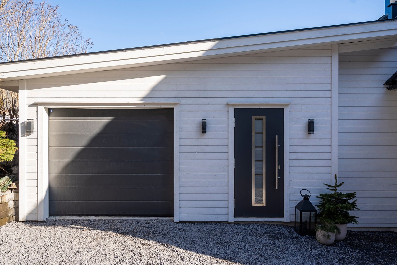 God plass til parkering i innkjørsel og garasje med dør direkte inn til vaskerommet Galleribilde