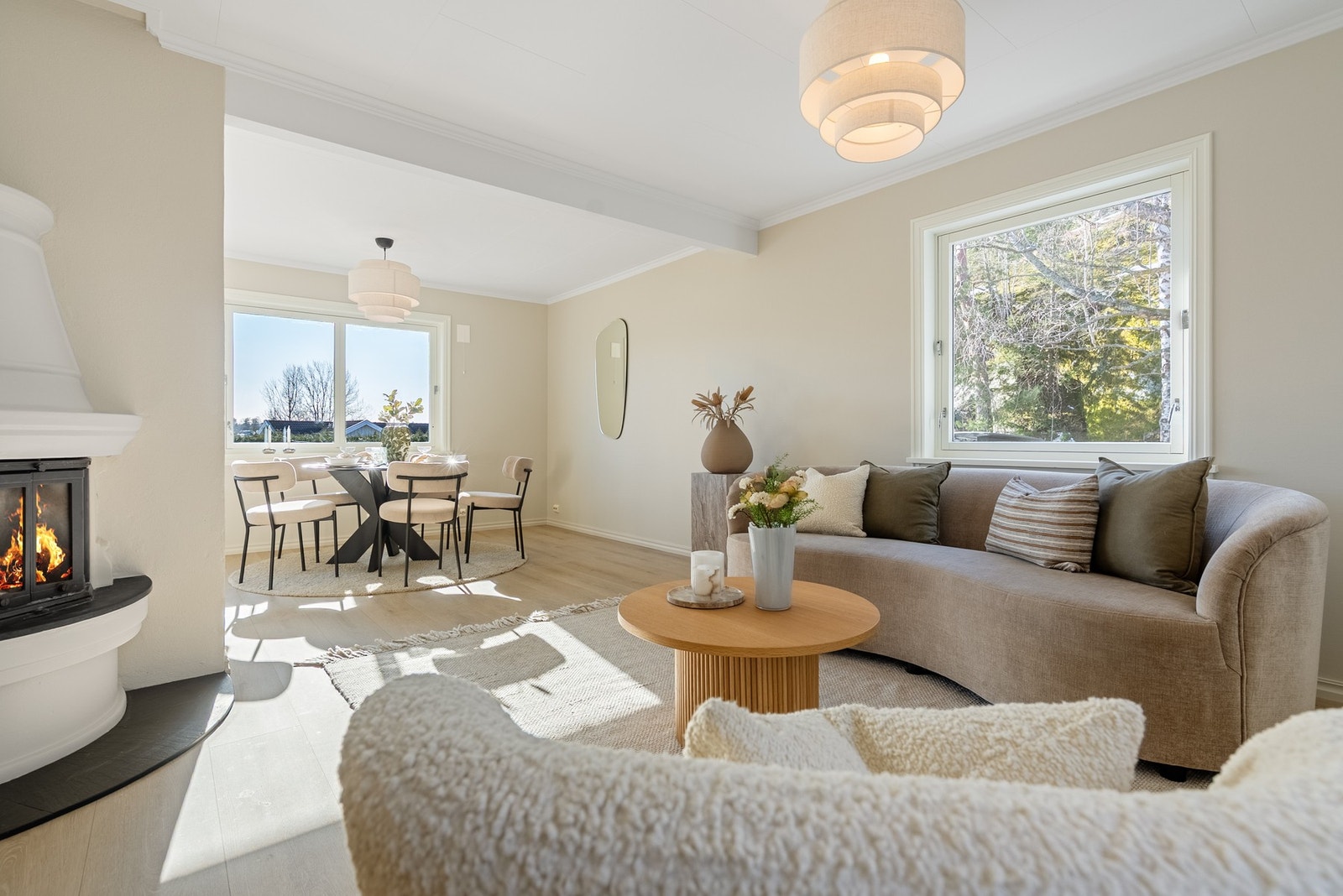 Rommet er i vinkel og bidrar til å dele rommet opp i ulike soner Galleribilde