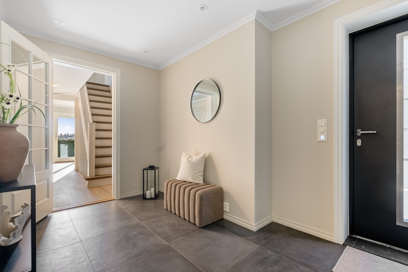 Entreen gir et godt førsteinntrykk av boligen, med flislagt gulv med varmekabler og godt lys fra downlights i taket Galleribilde