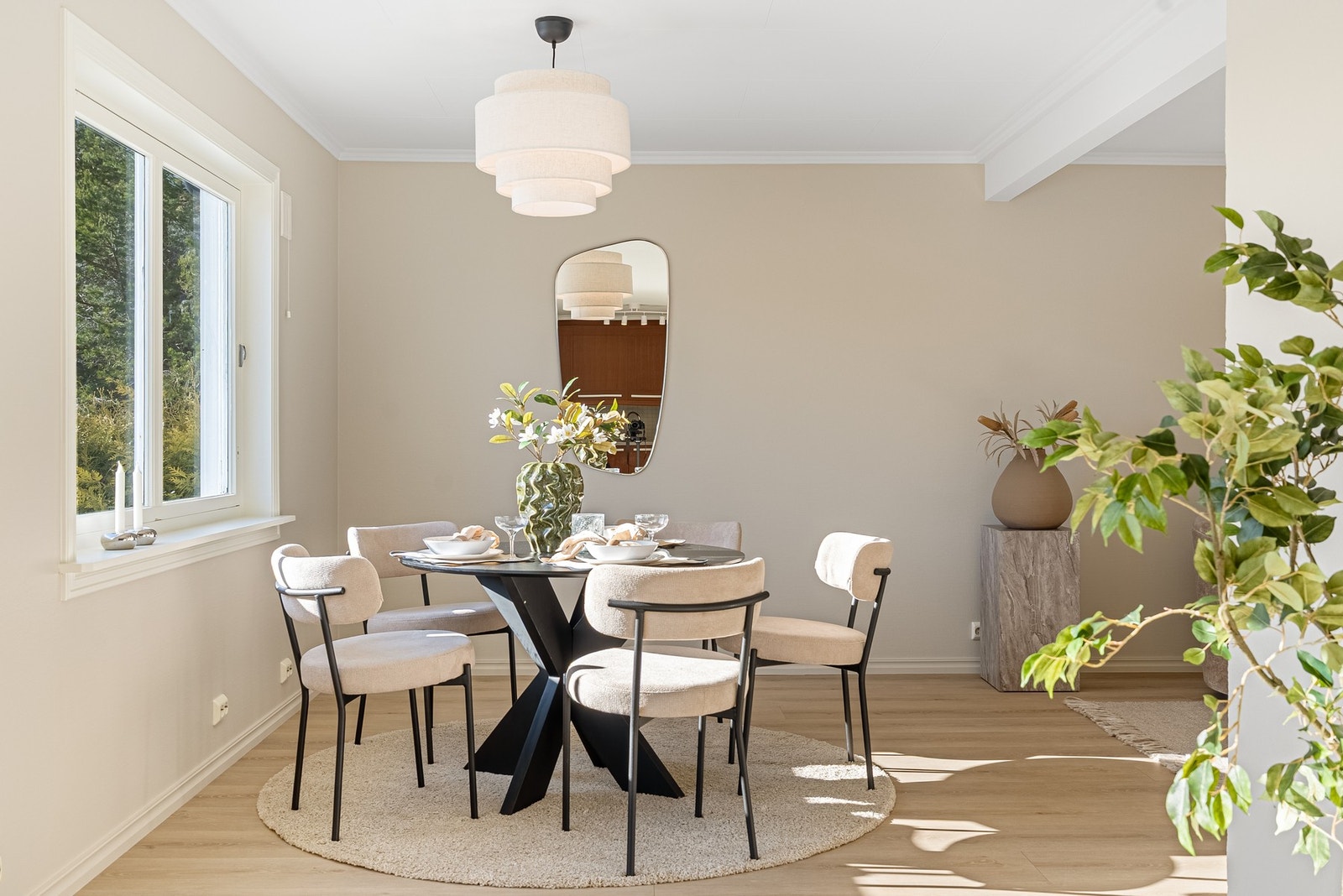 Rommet gir deg god plass til romslig spisestue hvor du kan samle familien Galleribilde