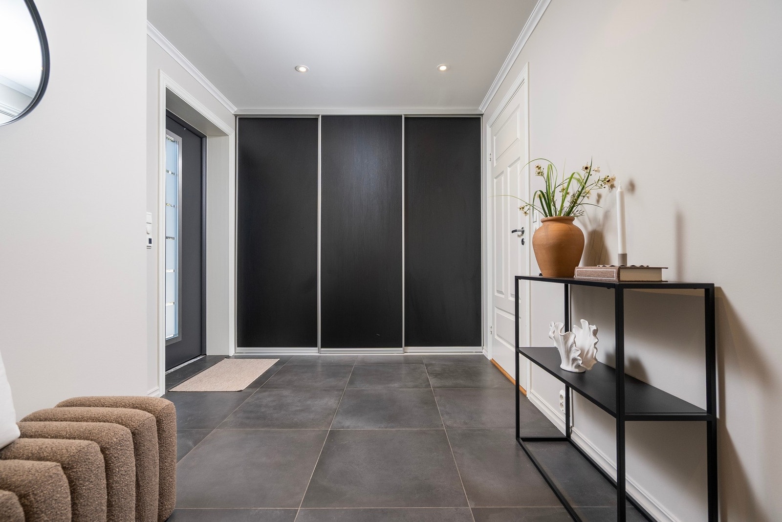 Rikelig med skapplass i skyvedørsgarderobe og adkomst inn til vaskerom Galleribilde