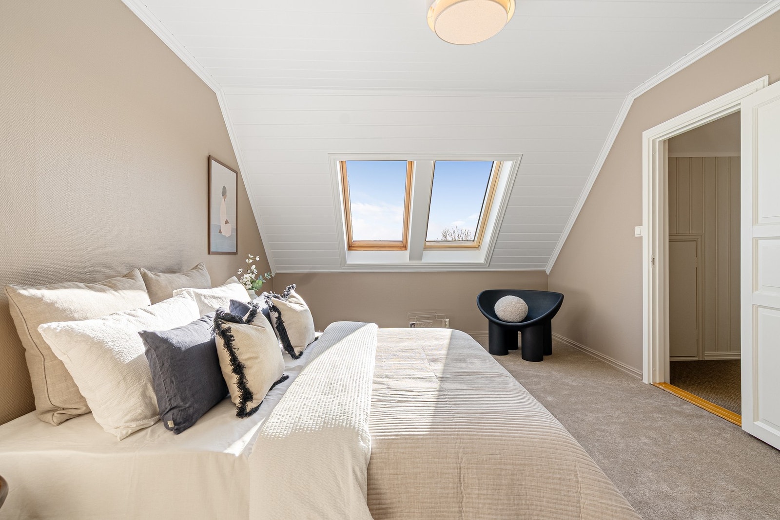 Med lyse og nøytrale farger er det enkelt for hvert familiemedlem å sette sitt eget preg, og teppet bidrar til en lun atmosfære Galleribilde