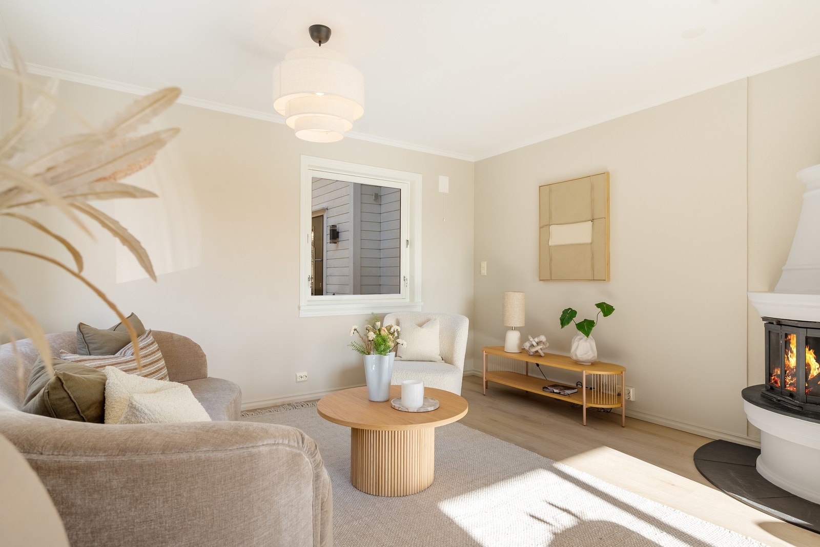 Stuen har en naturlig sone for sofaen, perfekt for avslappende og hyggelige stunder med familie og venner Galleribilde