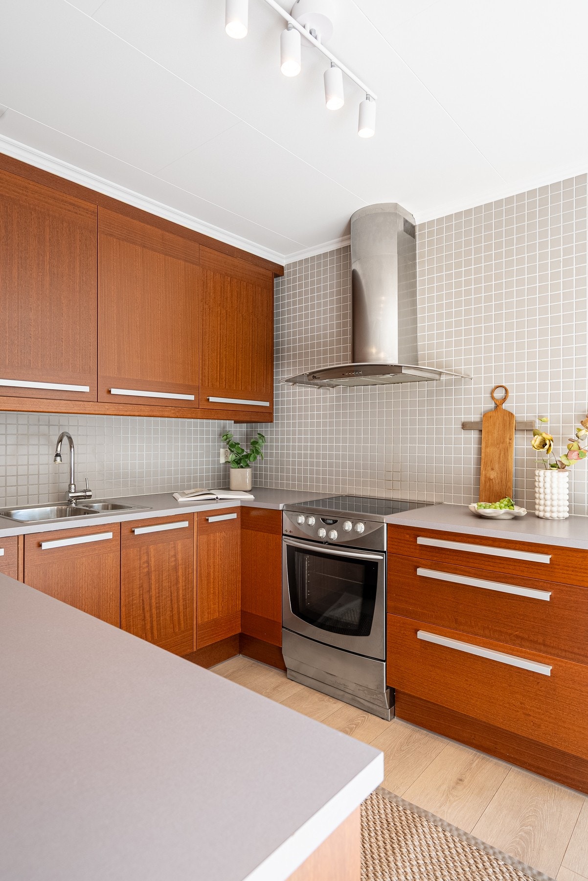 Et klassisk kjøkken med rikelig skap- og benkeplass som legger til rette for en praktisk og velfungerende hverdag Galleribilde