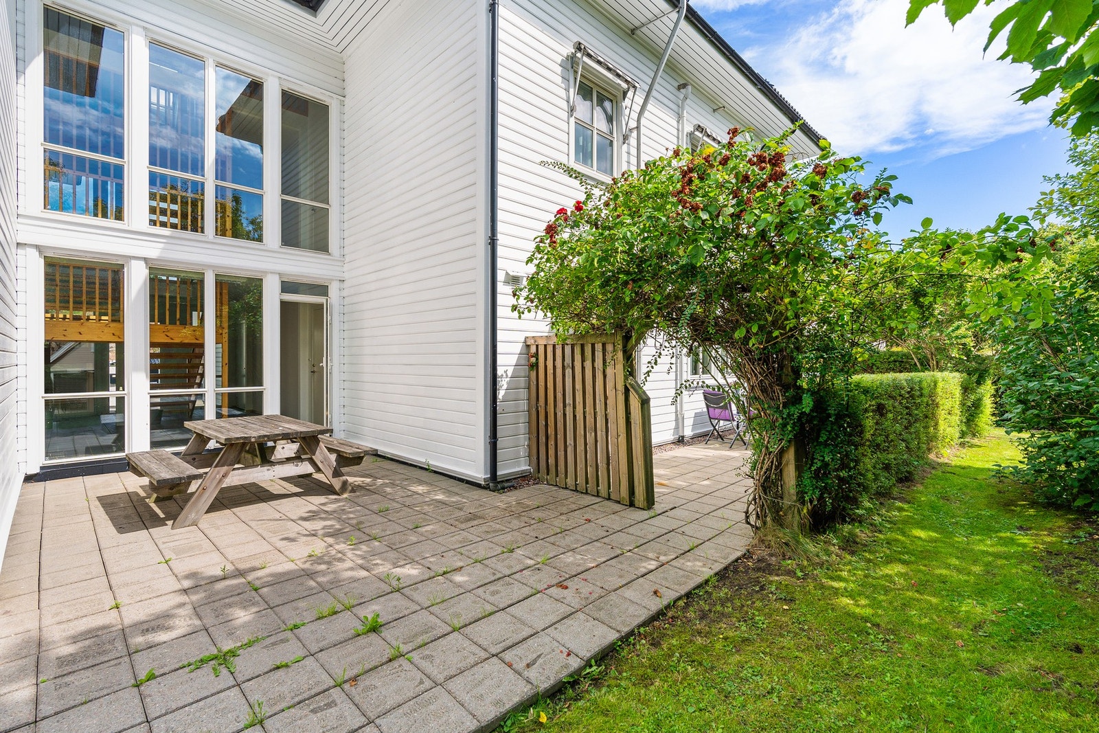 Felles uteplass - bildet tatt sommerstid Galleribilde