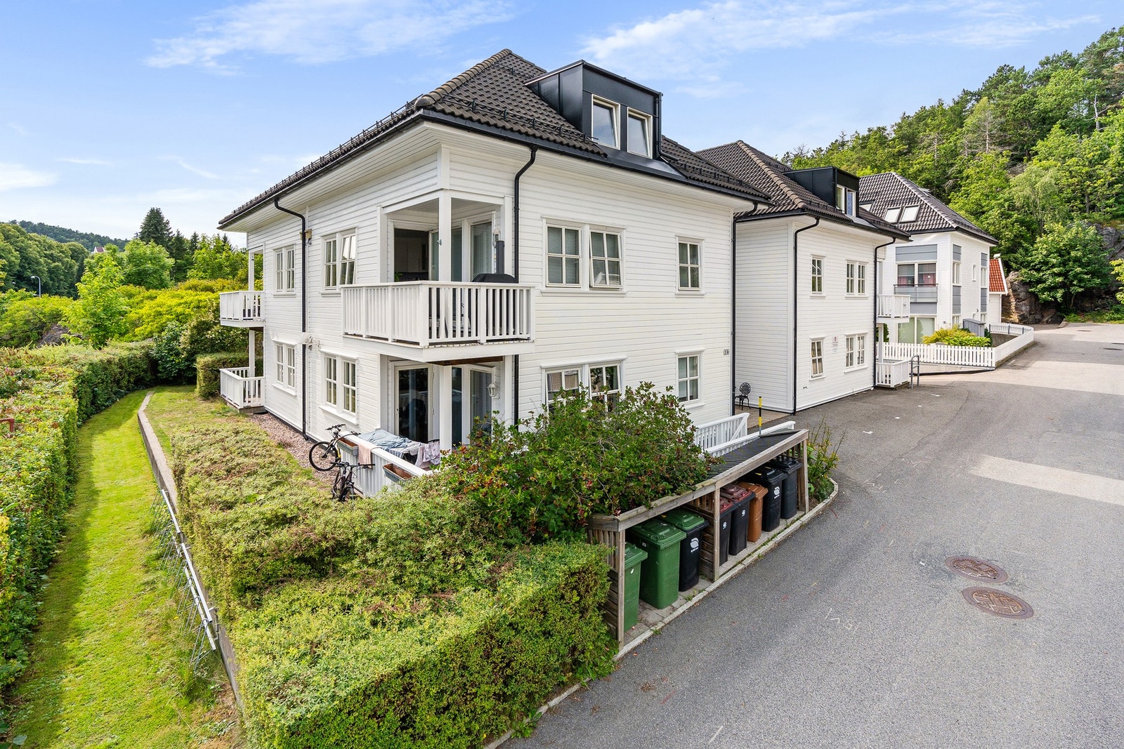 Byggets inngangsparti sommerstid Galleribilde