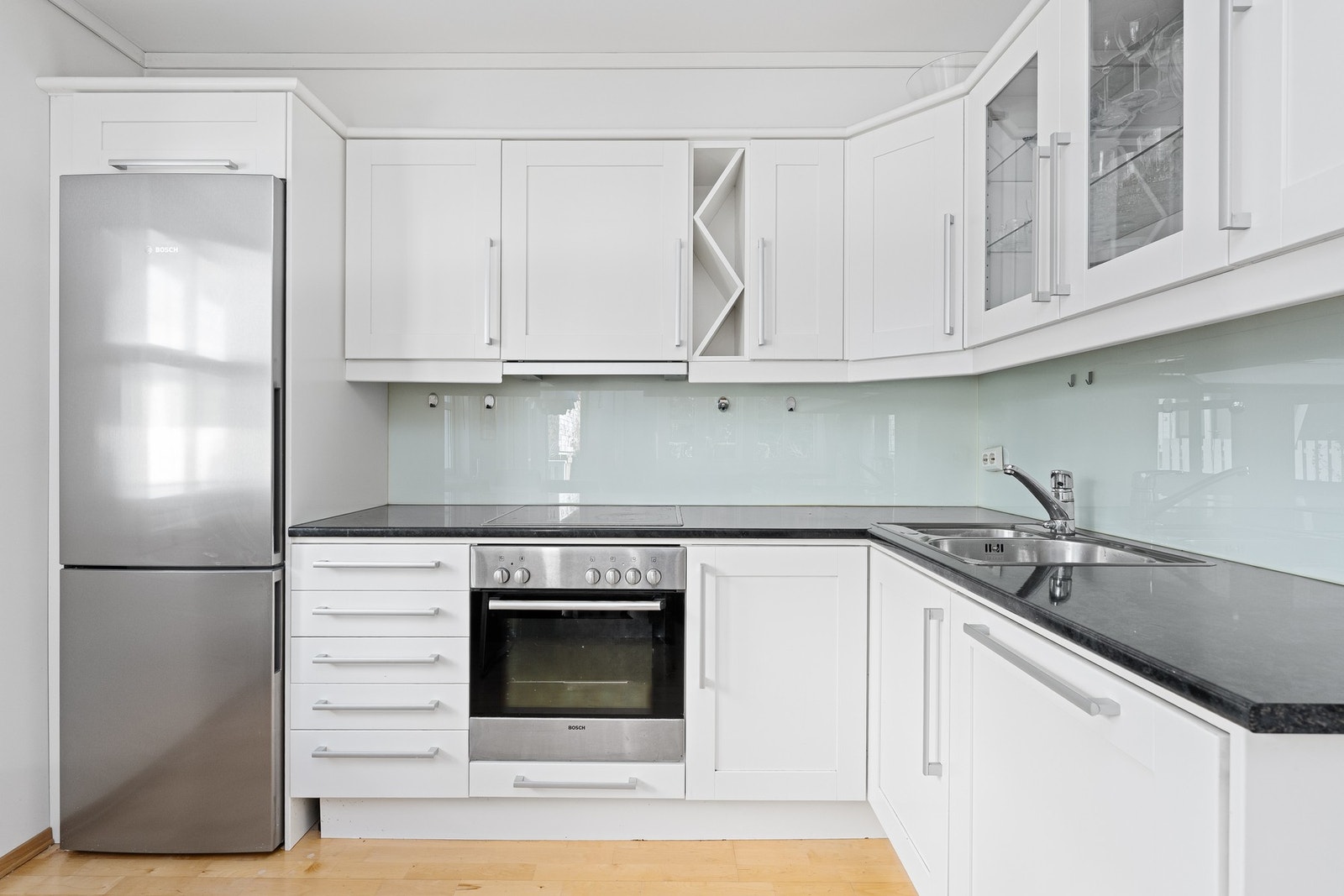 Kjøkken med hvitvarer Galleribilde