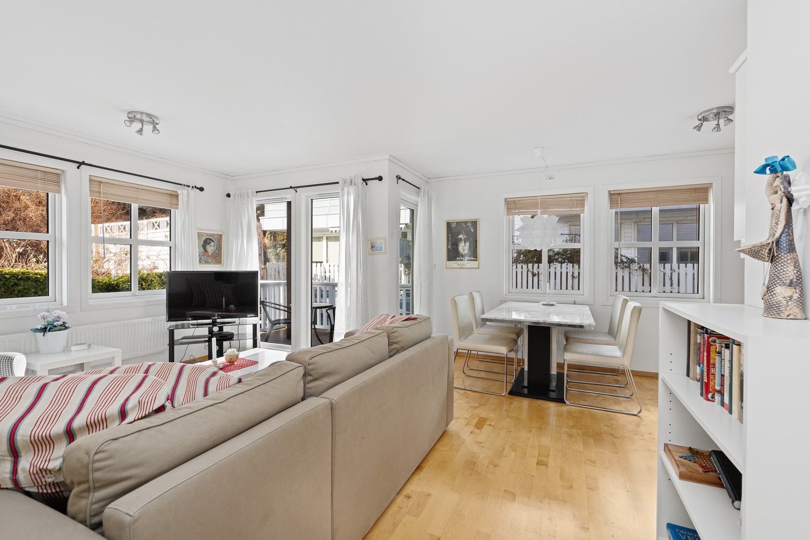 Stue/spisestue med utgang til terrasse og hagedel Galleribilde