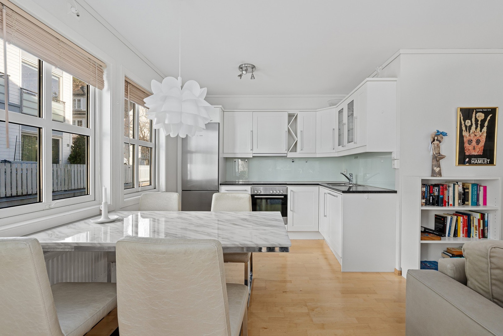 Kjøkken med integrerte hvitevarer Galleribilde