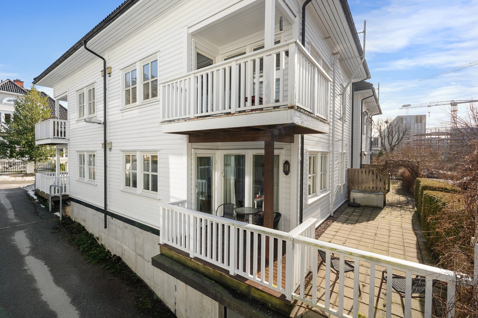 Fra gaten inn mot terrassen Galleribilde