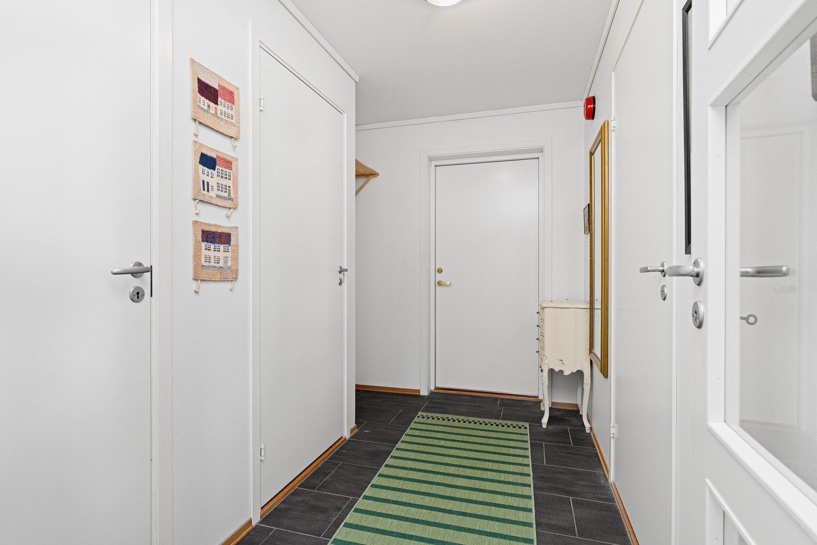 Entre med garderobeplass Galleribilde