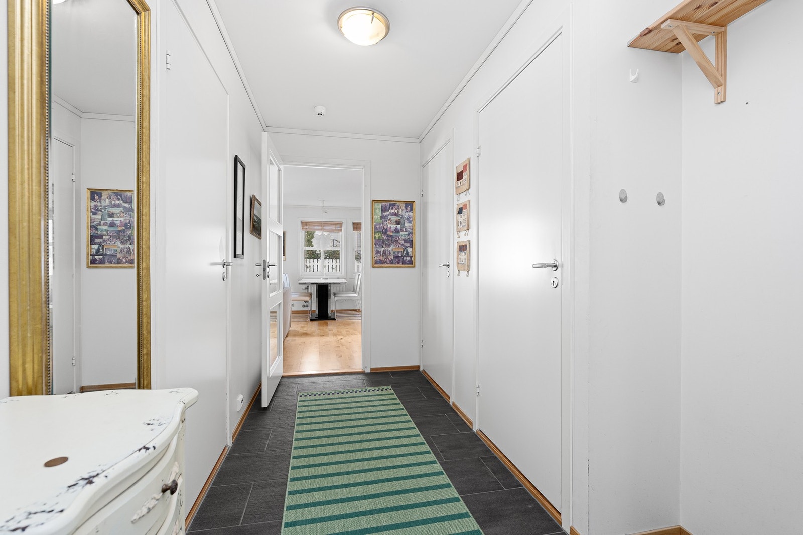 Entre mot stuen Galleribilde