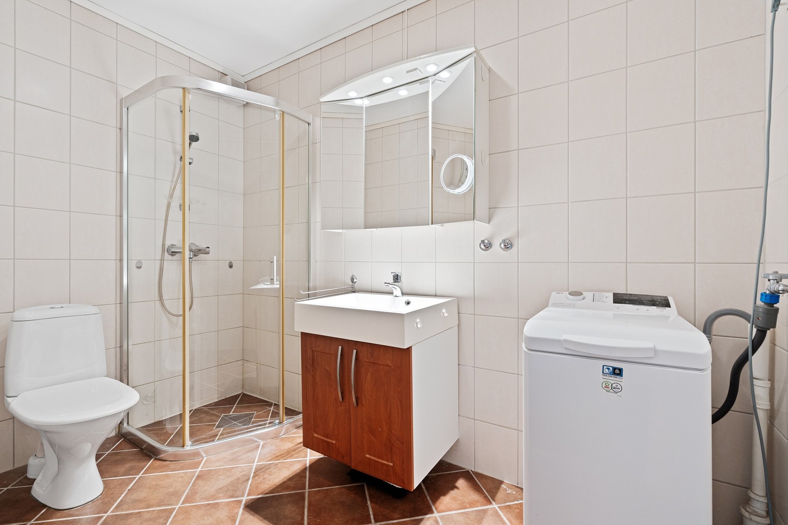 Fliselagt dusjbad med gulvvarme Galleribilde