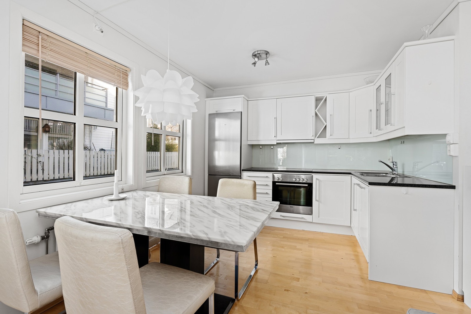 Spiseplass på kjøkkenet Galleribilde