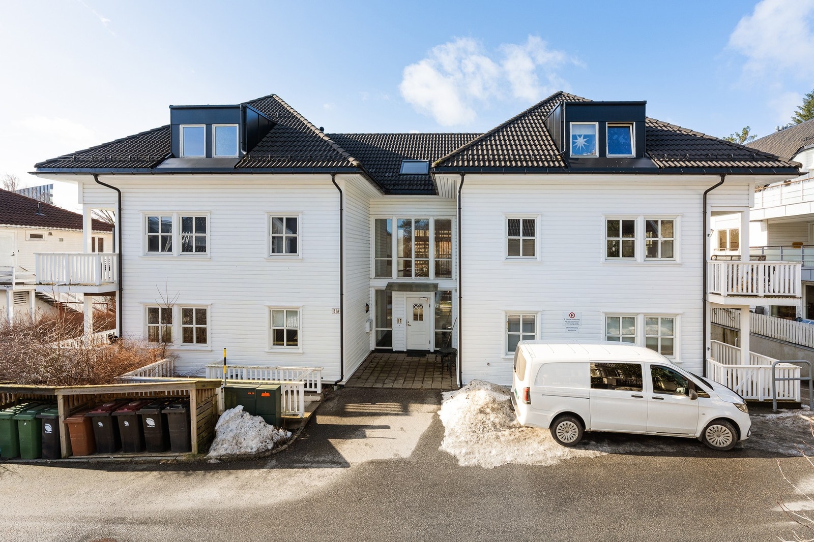 Byggets inngangsparti Galleribilde