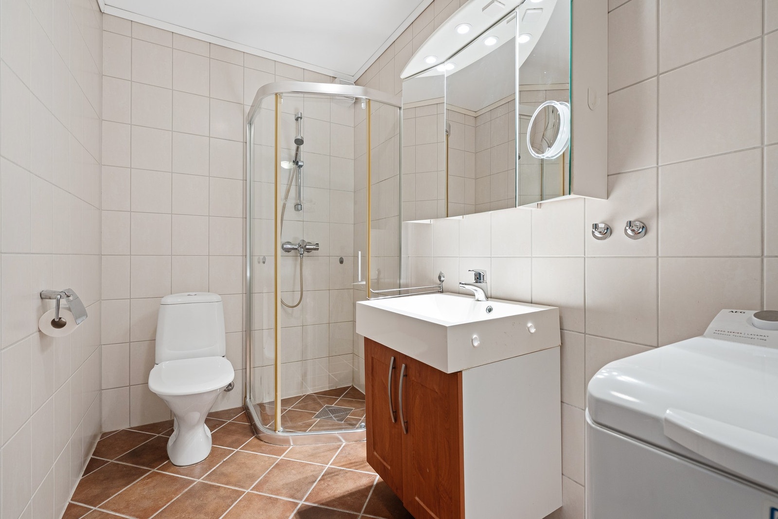 Fliselagt bad med opplegg vaskemaskin Galleribilde