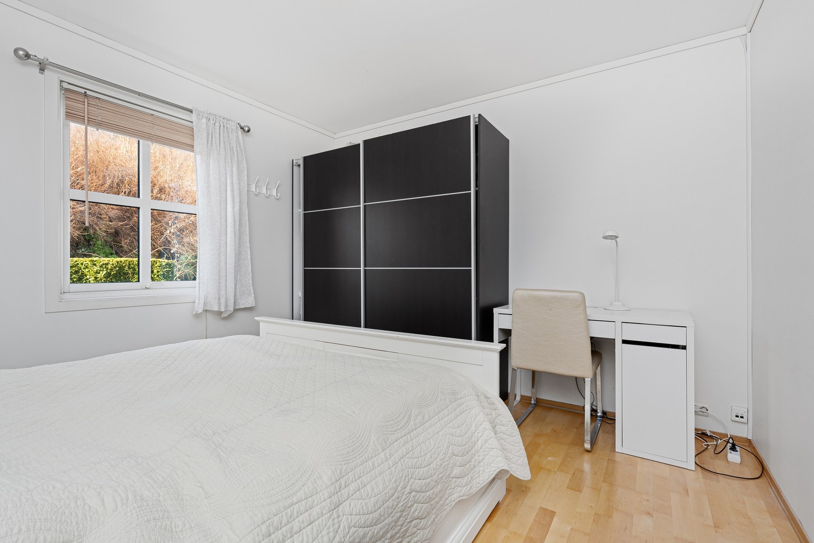 Soverom med plass også til skrivepult Galleribilde