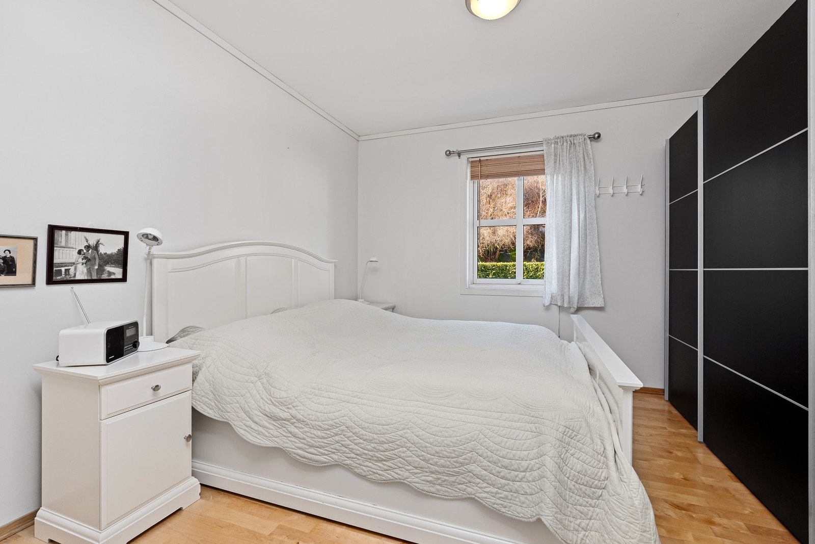 Soverom med skyvedørsgarderobe Galleribilde