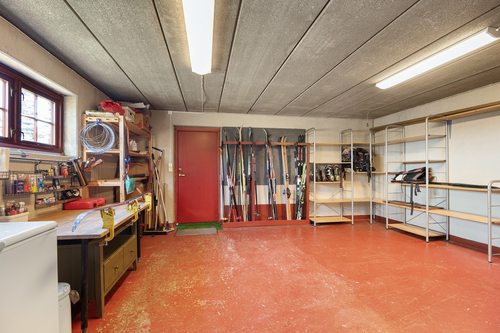 Man har praktisk tilgang til inn/ut fra kjelleren, og stor lagringsplass til skiutstyr m.m. Galleribilde