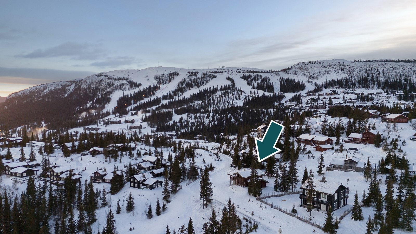 Eiendommen har en god og sentral beliggenhet på World Cup siden på populære Kvitfjell. Fra eiendommen sklir man ned i langrennssporet, som går like ved hytta. Det er også "soft" ski inn, ski ut til alpinanlegget via tilførselsløyper Galleribilde